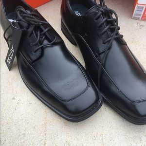 Men’s lace up dress shoes